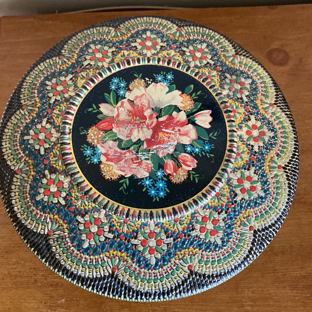 1960s Dutch Floral Mosaic Embossed & Painted Round Tin - Picture 2 of 8